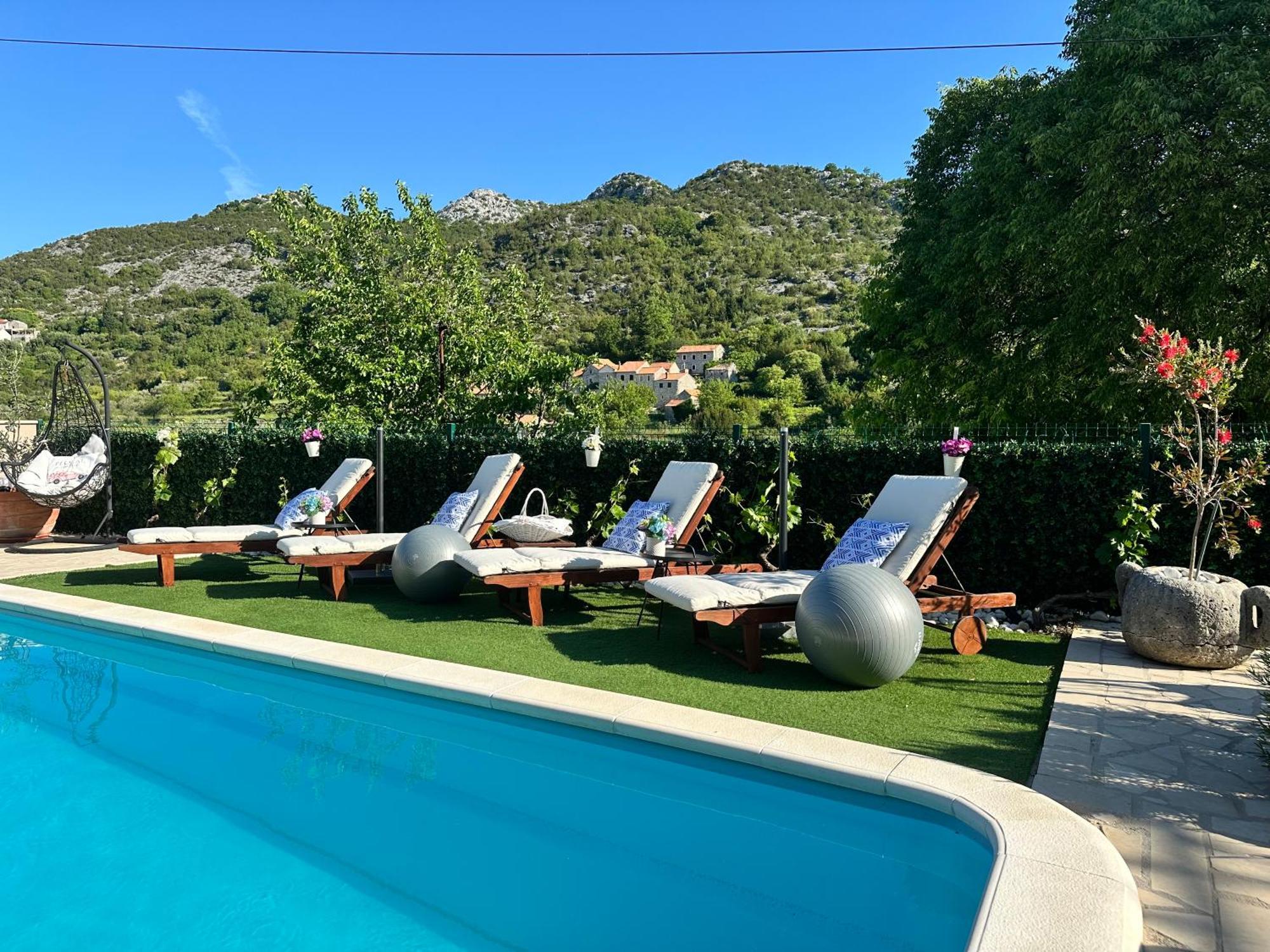 Villa Ivona With Swimming Pool And Jacuzzi Oslje Eksteriør billede